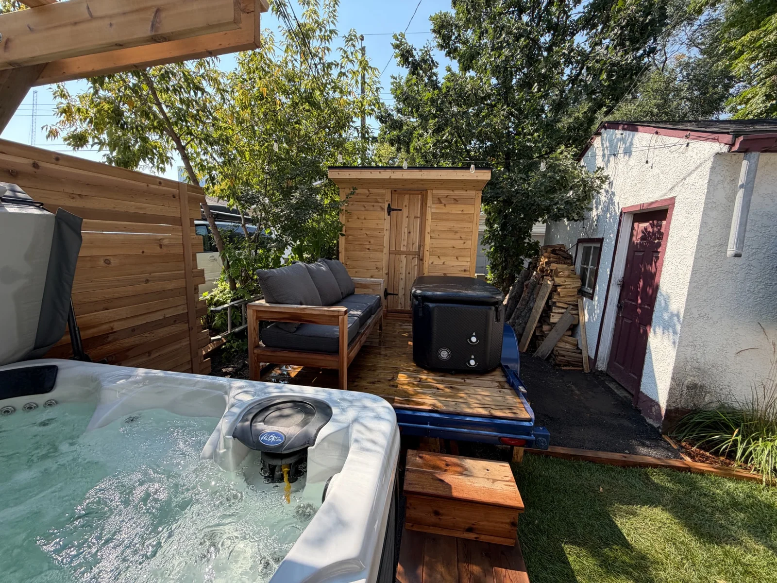 Hot tub, cedar sauna and cold-plunge lounge in the Merlot House backyard